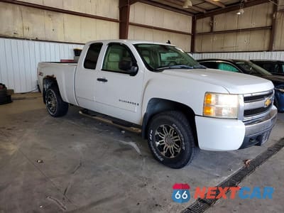 Czwarte zdjęcie samochodu z boku: 2007 CHEVROLET SILVERADO K1500 VIN:1GCEK19067Z611990 - miniatura