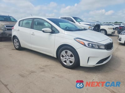 Czwarte zdjęcie samochodu z boku: 2017 KIA FORTE LX VIN:KNAFK5A87H5718209 - miniatura