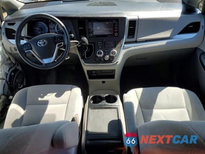 Zdjęcie 8 z 13 samochodu: 2018 TOYOTA SIENNA LE VIN:5TDJZ3DC9JS188936 - miniatura