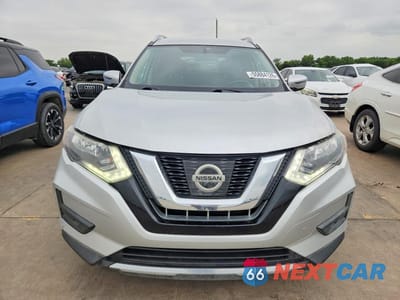 Piąte zdjęcie samochodu w środku: 2017 NISSAN ROGUE SV VIN:JN8AT2MT9HW153419 - miniatura