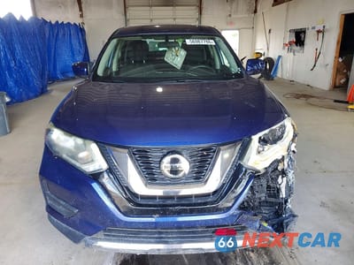 Piąte zdjęcie samochodu w środku: 2018 NISSAN ROGUE S VIN:5N1AT2MV8JC730232 - miniatura