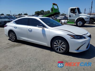 Czwarte zdjęcie samochodu z boku: 2021 LEXUS ES 300H BASE VIN:58ACA1C17MU003355 - miniatura