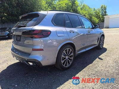 Czwarte zdjęcie samochodu z boku: 2026 BMW X5 XDRIVE50E VIN:5UX43EU02T9389965 - miniatura