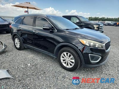 Czwarte zdjęcie samochodu z boku: 2017 KIA SORENTO LX V6 VIN:5XYPG4A56HG247895 - miniatura
