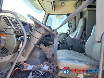 Piąte zdjęcie samochodu w środku: 2022 VOLVO VN VNL VIN:4V4NC9EJ1NN305993 - miniatura