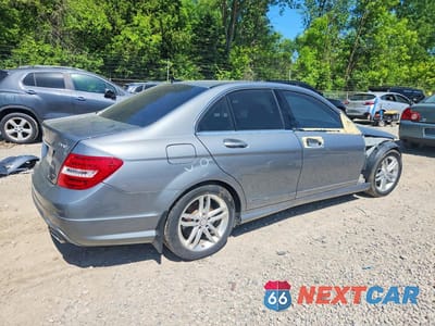 Trzecie zdjęcie samochodu z tyłu: 2013 MERCEDES-BENZ C 300 4MATIC VIN:WDDGF8ABXDR248582 - miniatura