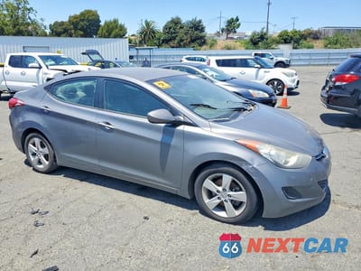 Czwarte zdjęcie samochodu z boku: 2013 HYUNDAI ELANTRA GLS VIN:5NPDH4AE4DH339753 - miniatura