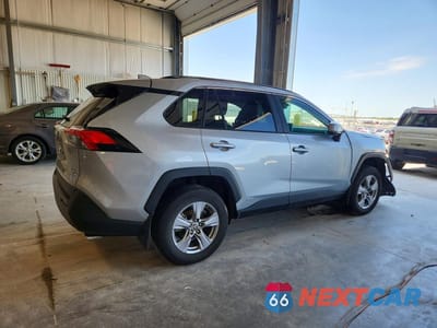 Trzecie zdjęcie samochodu z tyłu: 2024 TOYOTA RAV4 HYBRID XLE VIN:2T3RWRFVXRW242395 - miniatura