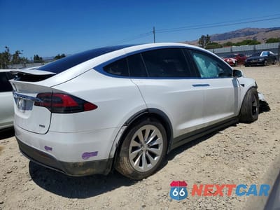 Trzecie zdjęcie samochodu z tyłu: 2018 TESLA MODEL X VIN:5YJXCBE28JF101270 - miniatura