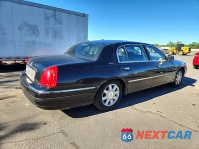 Trzecie zdjęcie samochodu z tyłu: 2007 LINCOLN TOWN CAR EXECUTIVE L VIN:1LNHM84W47Y635475 - miniatura
