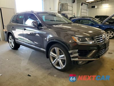 Czwarte zdjęcie samochodu z boku: 2017 VOLKSWAGEN TOUAREG EXECUTIVE VIN:WVGGF7BP4HD002687 - miniatura