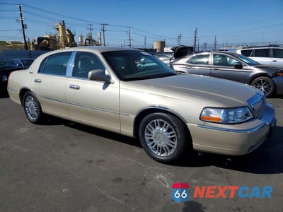 Czwarte zdjęcie samochodu z boku: 2010 LINCOLN TOWN CAR SIGNATURE LIMITED VIN:2LNBL8CV6AX623823 - miniatura