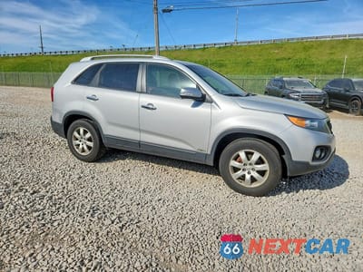Czwarte zdjęcie samochodu z boku: 2012 KIA SORENTO LX VIN:5XYKTDA6XCG219301 - miniatura