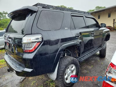 Trzecie zdjęcie samochodu z tyłu: 2018 TOYOTA 4RUNNER SR5 VIN:JTEBU5JR6J5507024 - miniatura