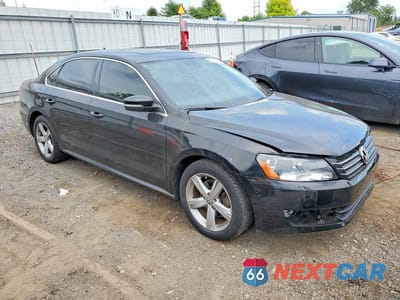 Czwarte zdjęcie samochodu z boku: 2013 VOLKSWAGEN PASSAT SE VIN:1VWBP7A34DC057986 - miniatura