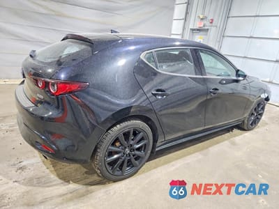 Trzecie zdjęcie samochodu z tyłu: 2024 MAZDA 3 PREMIUM VIN:JM1BPAMM0R1652132 - miniatura