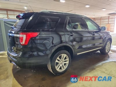 Trzecie zdjęcie samochodu z tyłu: 2018 FORD EXPLORER XLT VIN:1FM5K8D88JGA44489 - miniatura