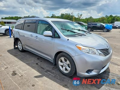 Czwarte zdjęcie samochodu z boku: 2014 TOYOTA SIENNA LE VIN:5TDKK3DC8ES422823 - miniatura