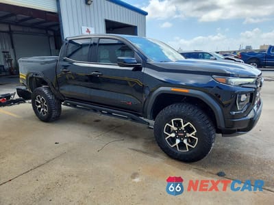 Czwarte zdjęcie samochodu z boku: 2025 GMC CANYON AT4 VIN:1GTP2DEK2S1154586 - miniatura