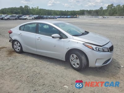 Czwarte zdjęcie samochodu z boku: 2017 KIA FORTE LX VIN:3KPFK4A76HE090667 - miniatura