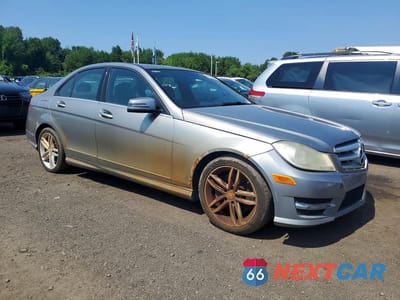 Czwarte zdjęcie samochodu z boku: 2014 MERCEDES-BENZ C 300 4MATIC VIN:WDDGF8AB2EA949861 - miniatura