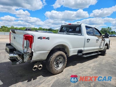 Trzecie zdjęcie samochodu z tyłu: 2025 FORD F350 SUPER DUTY VIN:1FT8W3BT0SEC49091 - miniatura
