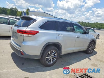 Trzecie zdjęcie samochodu z tyłu: 2018 TOYOTA HIGHLANDER XLE VIN:5TDKZRFH1JS260809 - miniatura
