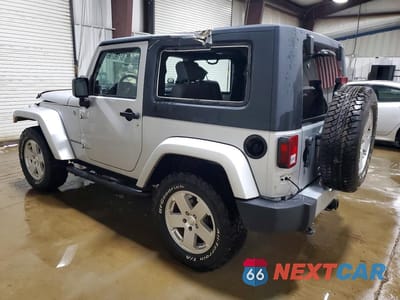Drugie zdjęcie samochodu z przodu: 2010 JEEP WRANGLER SAHARA VIN:1J4AA5D15AL214901 - miniatura