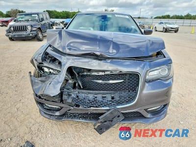 Piąte zdjęcie samochodu w środku: 2018 CHRYSLER 300 S VIN:2C3CCABG8JH142988 - miniatura