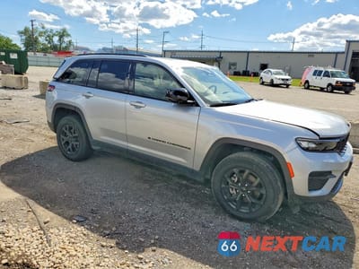 Czwarte zdjęcie samochodu z boku: 2024 JEEP GRAND CHEROKEE LAREDO VIN:1C4RJHAG8R8574570 - miniatura