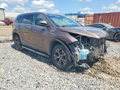 Czwarte zdjęcie samochodu z boku: 2019 TOYOTA HIGHLANDER LE VIN:5TDZZRFH3KS335574 - miniatura