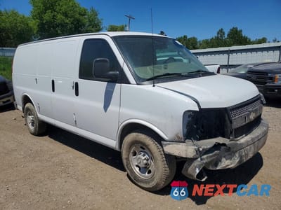 Czwarte zdjęcie samochodu z boku: 2018 CHEVROLET EXPRESS 2500 CARGO DELIVERY VAN VIN:1GCWGAFP9J1241938 - miniatura