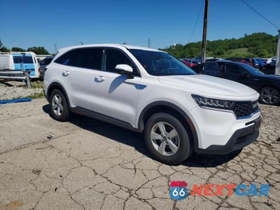 Czwarte zdjęcie samochodu z boku: 2022 KIA SORENTO LX VIN:5XYRG4LC1NG142097 - miniatura