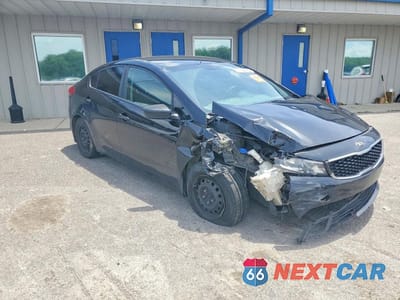 Czwarte zdjęcie samochodu z boku: 2017 KIA FORTE LX VIN:3KPFK4A71HE058807 - miniatura