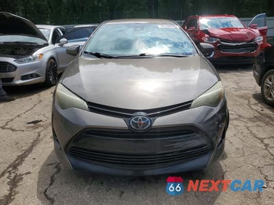 Piąte zdjęcie samochodu w środku: 2018 TOYOTA COROLLA LE VIN:5YFBURHE0JP781093 - miniatura