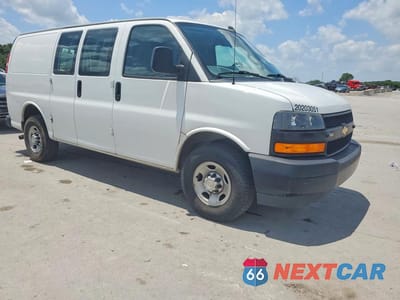 Czwarte zdjęcie samochodu z boku: 2020 CHEVROLET EXPRESS 2500 CARGO DELIVERY VAN VIN:1GCWGAFP0L1273051 - miniatura