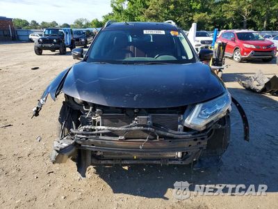 Piąte zdjęcie samochodu w środku: 2017 NISSAN ROGUE SL VIN:5N1AT2MTXHC766402 - miniatura