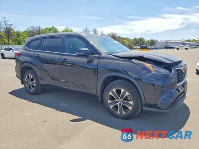 Czwarte zdjęcie samochodu z boku: 2023 TOYOTA HIGHLANDER XLE VIN:5TDKDRBHXPS010370 - miniatura