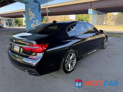 Czwarte zdjęcie samochodu z boku: 2019 BMW 750I XDRIVE VIN:WBA7F2C56K8240643 - miniatura