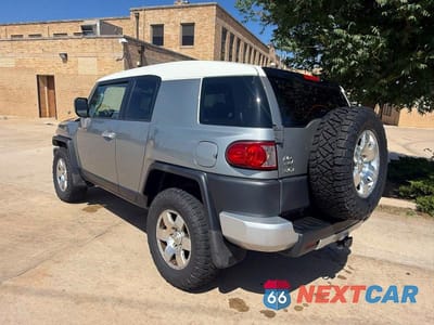 Trzecie zdjęcie samochodu z tyłu: 2009 TOYOTA FJ CRUISER BASE VIN:JTEBU11F09K067152 - miniatura
