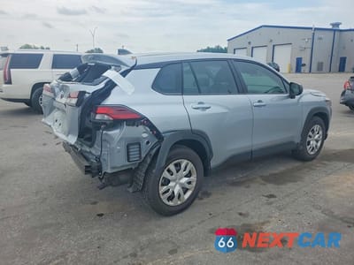 Trzecie zdjęcie samochodu z tyłu: 2026 TOYOTA COROLLA CROSS L VIN:7MUAAAAG4TV155807 - miniatura
