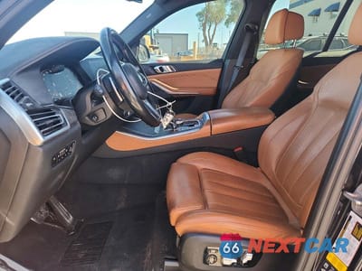 Zdjęcie 7 z 13 samochodu: 2021 BMW X5 M50I VIN:5UXJU4C03M9H40978 - miniatura