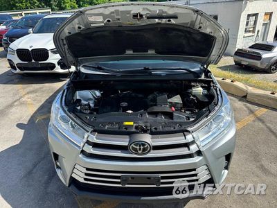 Piąte zdjęcie samochodu w środku: 2018 TOYOTA HIGHLANDER LE PLUS VIN:5TDBZRFH4JS906070 - miniatura