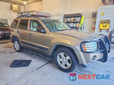 Czwarte zdjęcie samochodu z boku: 2006 JEEP GRAND CHEROKEE LAREDO VIN:1J4GR48K56C289492 - miniatura