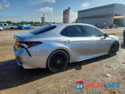 Trzecie zdjęcie samochodu z tyłu: 2022 TOYOTA CAMRY XSE VIN:4T1K31AK3NU584296 - miniatura
