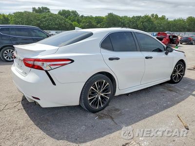 Trzecie zdjęcie samochodu z tyłu: 2020 TOYOTA CAMRY SE VIN:4T1G11AK7LU357850 - miniatura