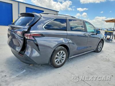 Trzecie zdjęcie samochodu z tyłu: 2025 TOYOTA SIENNA XLE 8-PASSENGER VIN:5TDYRKEC8SS229761 - miniatura