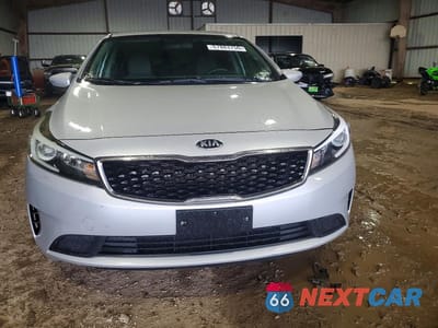 Piąte zdjęcie samochodu w środku: 2018 KIA FORTE LX VIN:3KPFK4A70JE209884 - miniatura