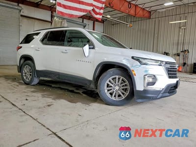 Czwarte zdjęcie samochodu z boku: 2022 CHEVROLET TRAVERSE LT VIN:1GNEVGKW0NJ136929 - miniatura