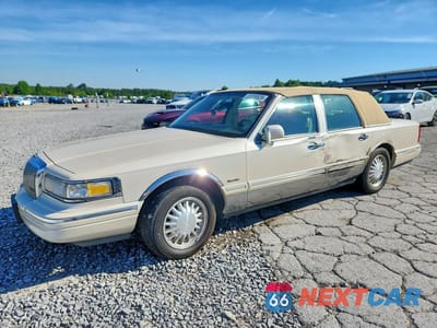 1997 LINCOLN TOWN CAR SIGNATURE 1LNLM82WXVY705345 - główne zdjęcie licytacji z USA - miniatura